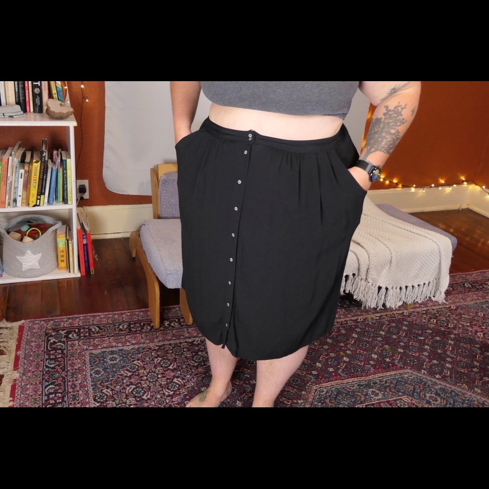size XL button-up solid black medium length skirt